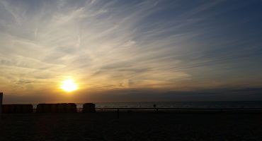 Even uitblazen aan zee tijdens de herfst