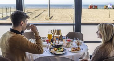 Geniet van een rijkelijk ontbijtbuffet met uitzicht op zee bij Hotel Villa Select in De Panne