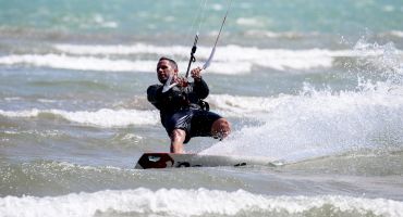 Ontdek de spectaculaire watersport van kitesurfen in De Panne