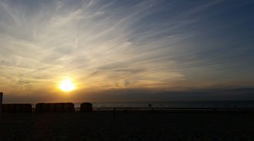 Even uitblazen aan zee tijdens de herfst