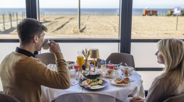 Geniet van een rijkelijk ontbijtbuffet met uitzicht op zee bij Hotel Villa Select in De Panne